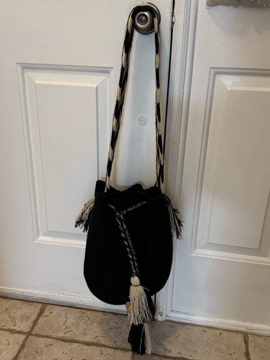 Handbags - NWT Large Isasuma Wayuu Mochila Crossbody Bag Black Cream Handwoven Boho Bucket